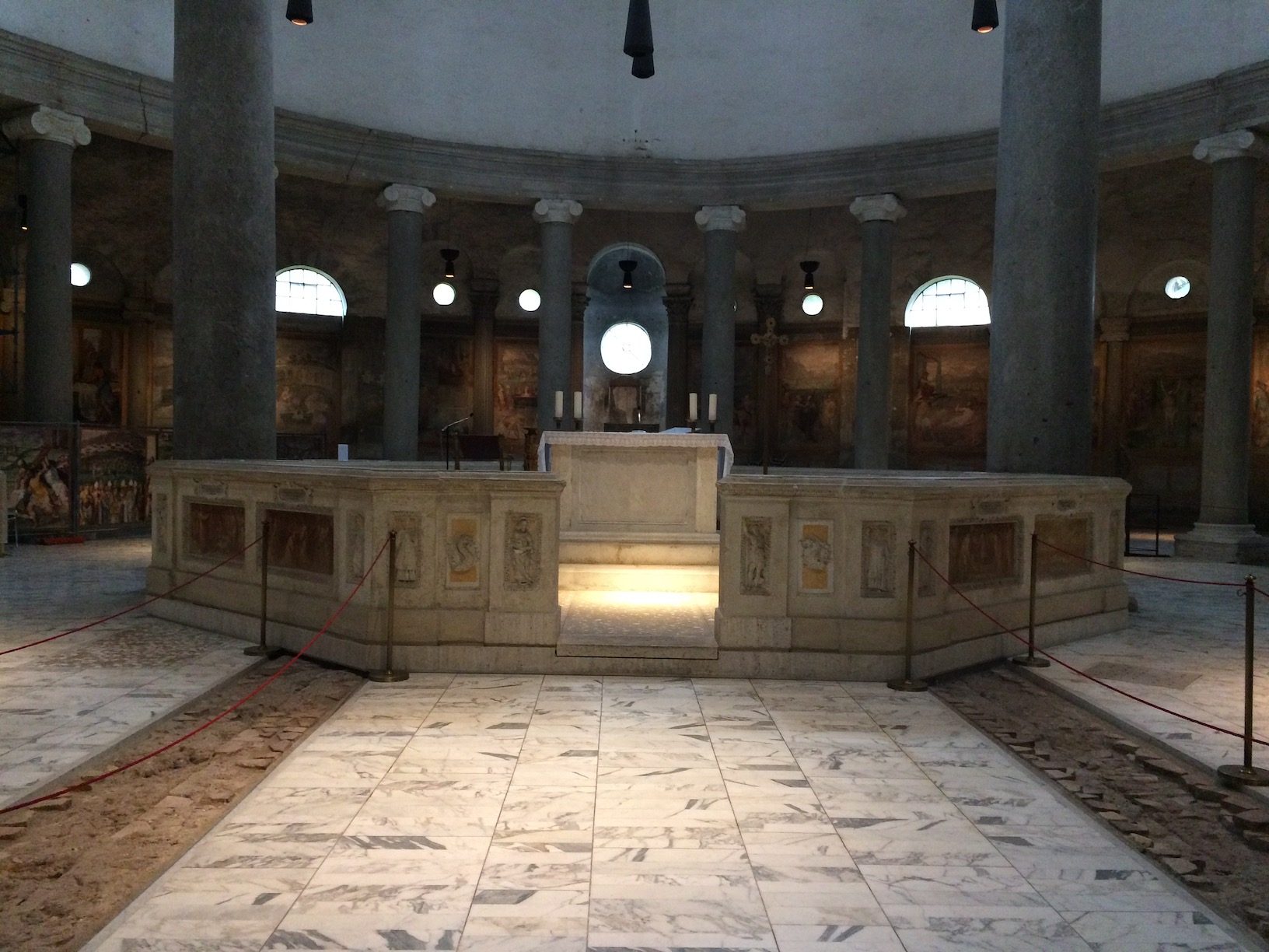 Basilica of Saint Stephen in the Round, interno, 1.jpg